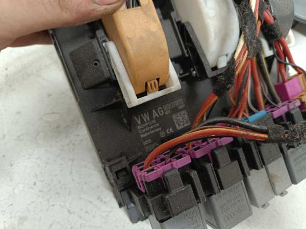 BOITIER DEMARRAGE SEAT LEON 2009-2012 1.6TDI CAYC - Vue 2